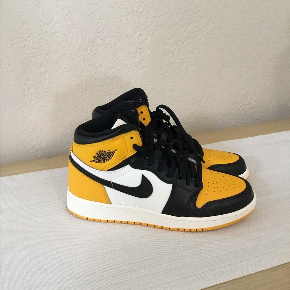 Air Jordan 1 Retro High OG GS “Yellow Toe” size 5.5 big kids